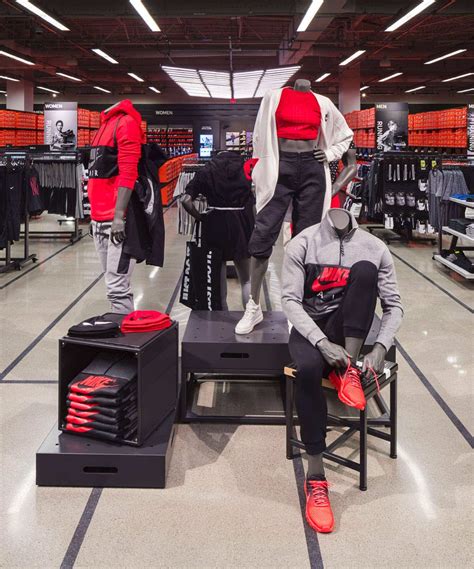 kat uit nike doorgedraait|Nike Factory Stores.